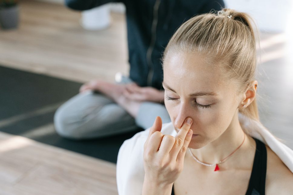 De wisselende neusademhaling of alternate nostril breath kan je ook variëren door alleen door één neusgat te ademen