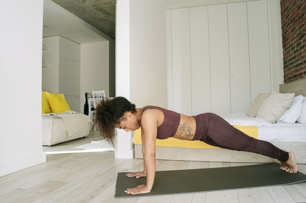 Waarom yoga in de ochtend doen? Omdat je dan een geweldig ontspannend ochtendritueel kunt creëren.