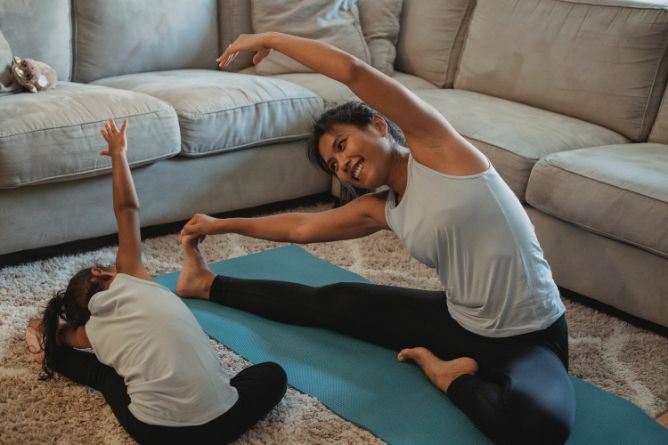Waarom yoga met kinderen doen? Omdat het ze op maar liefst 7 manieren helpt.