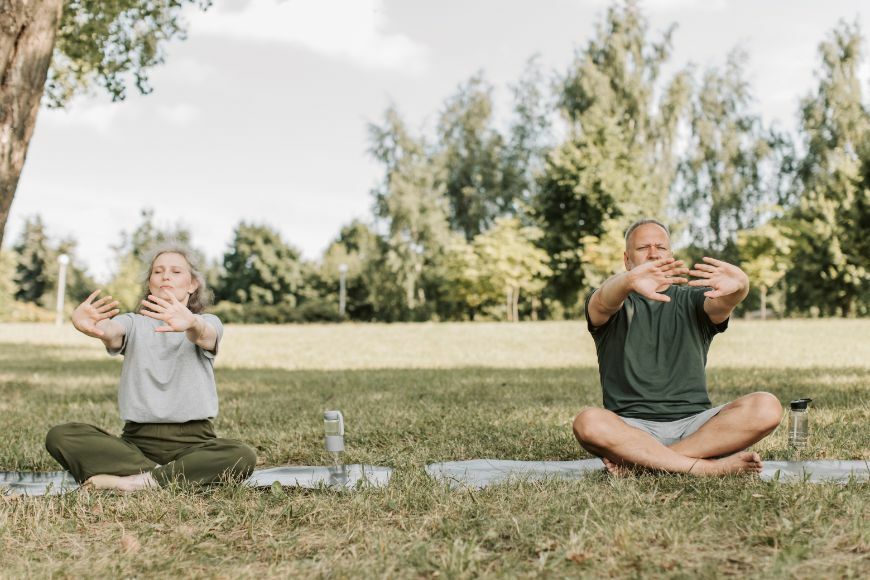 Waarom yoga goed is? Omdat je er focust op je ademhaling, waardoor je direct rustiger wordt