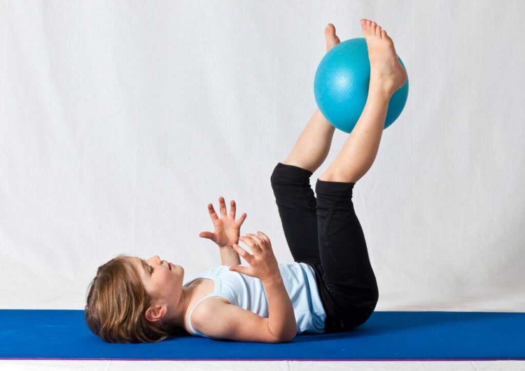Kinderen die yoga en mindfulness doen, voelen zich zelfverzekerder en beter.