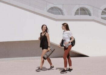 Een yogamat wordt extra draagbaar als je er een tas bij gebruikt.