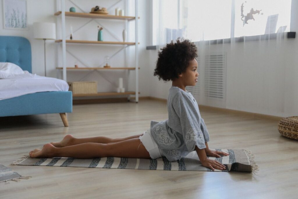 Yoga voor kinderen maak je pas écht leuk als ze alle dieren mogen nadoen, zoals een cobra.