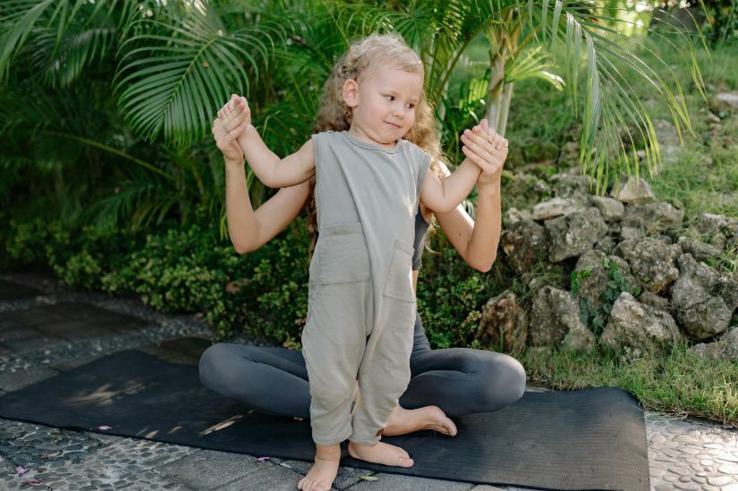 Yoga voor kinderen helpt ze met een lichamelijke en geestelijke balans.