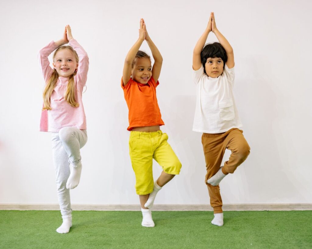 Yoga voor kinderen en spelletjes spelen gaat goed samen.