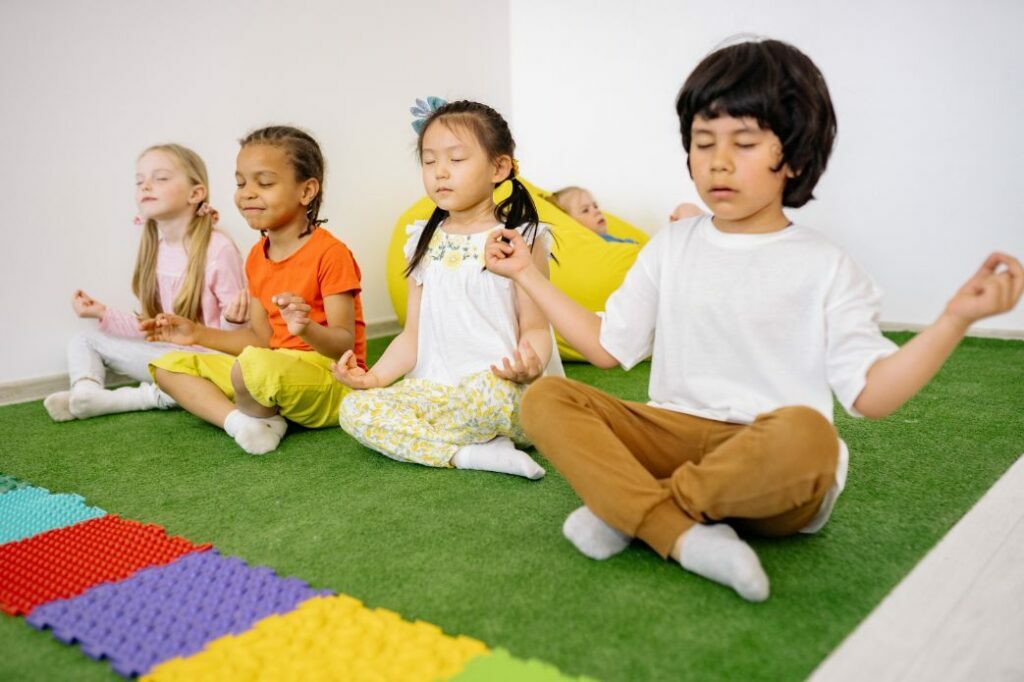 Yoga en meditatie versterken de cognitieve vaardigheden van kinderen.