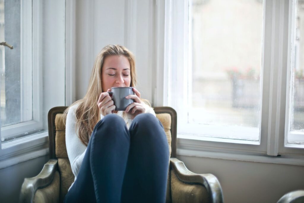 Door yoga roken mensen minder, omdat ze minder stress ervaren.