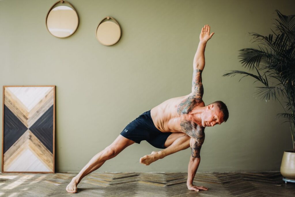 Een ontspannende vorm van yoga hoeft niet perse rustig te zijn.