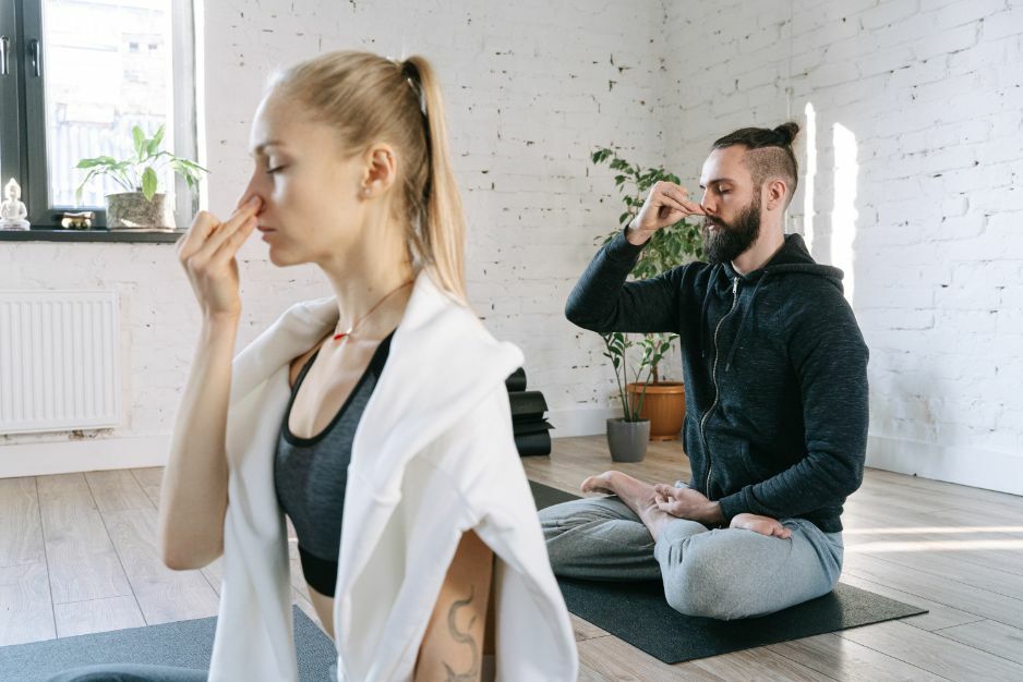 Bij een rustige vorm van yoga hoort een rustgevende ademhalingsoefening