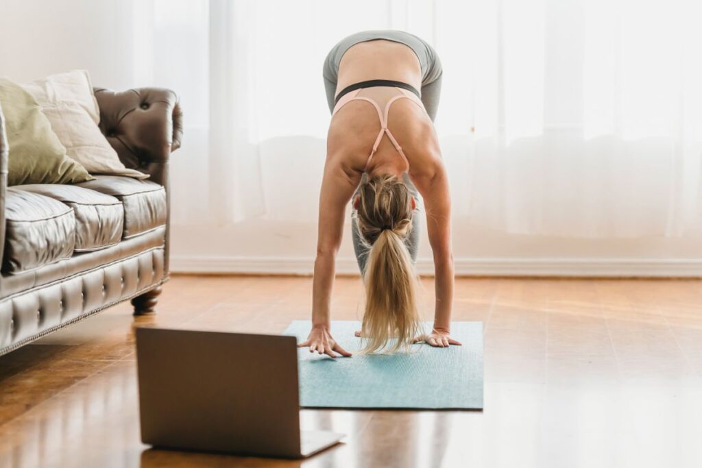 Vooroverbukken bij yoga, kan tinnitusklachten verminderen.