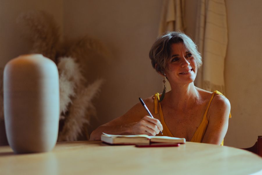 In een dagboek schrijven kan ook bijdragen aan spirituele groei, dus sadhana 