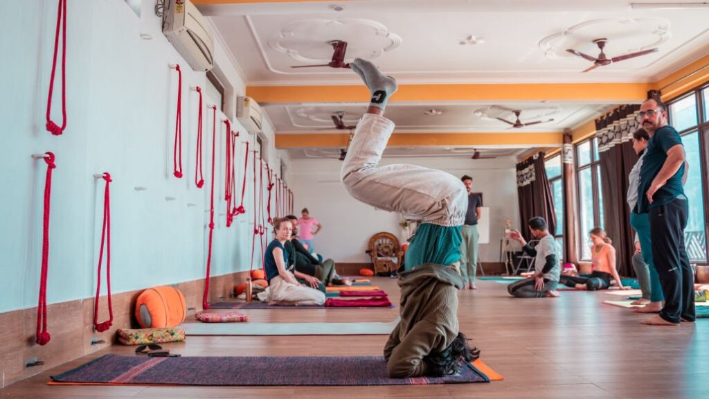 De yoga hoofdstand kan gevaarlijk zijn als beginners het proberen