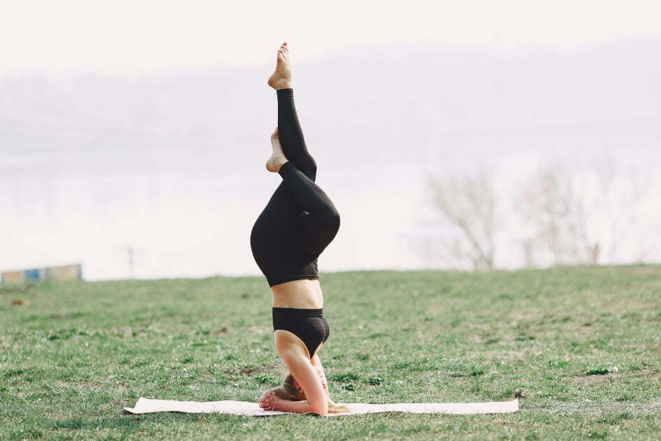 Yoga in de buitenlucht helpt je om je te verbinden met de omgeving
